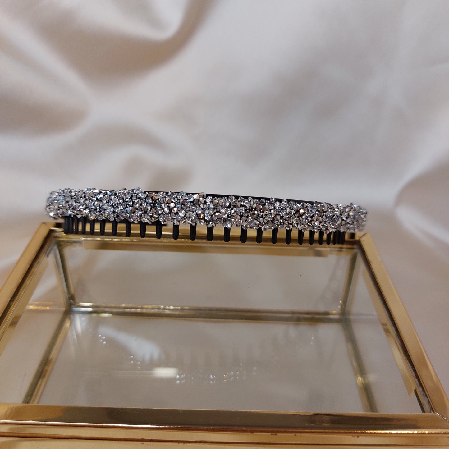 Diadem svart med strass och kamfäste
