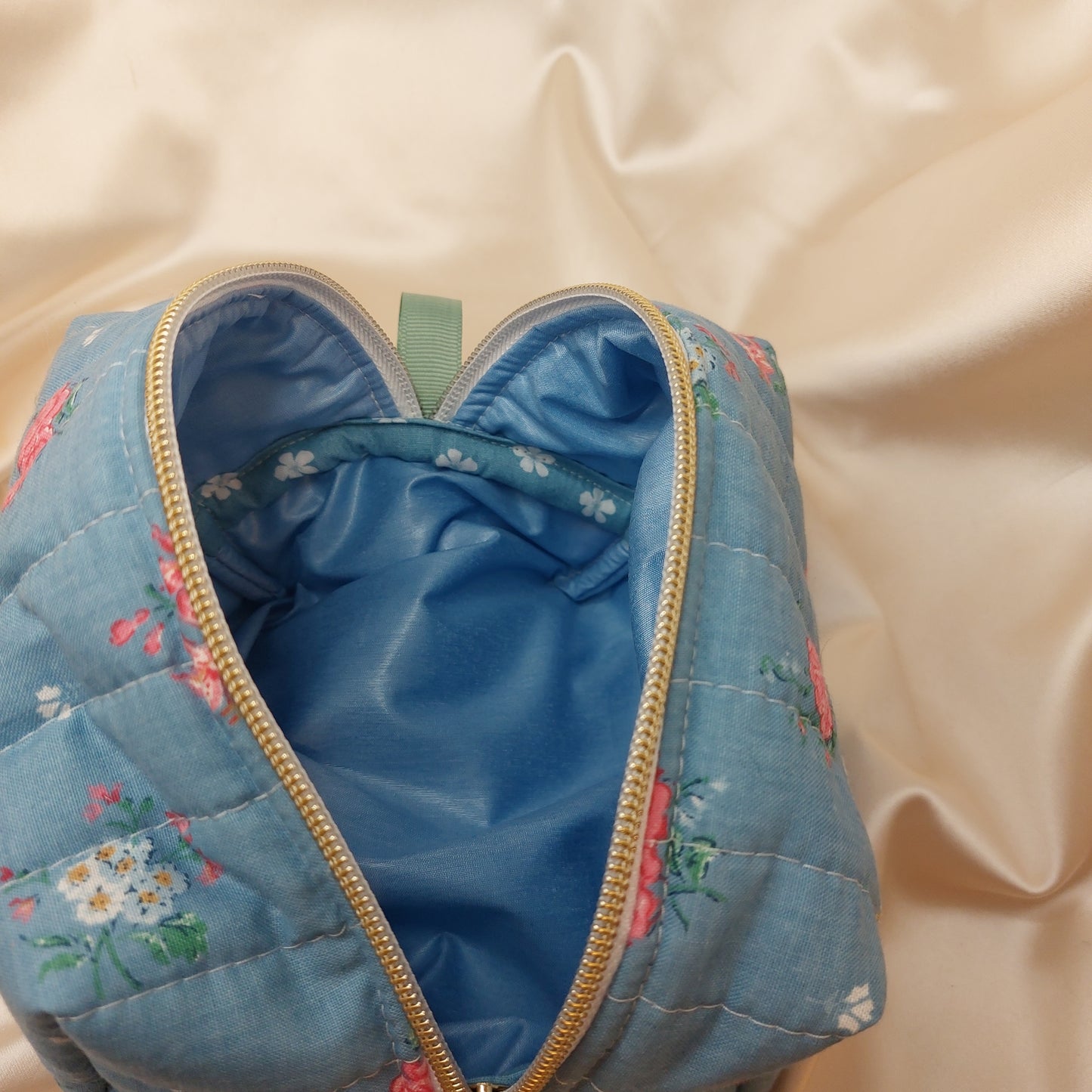 Mini Beauty bag Roses on blue - Handquiltad