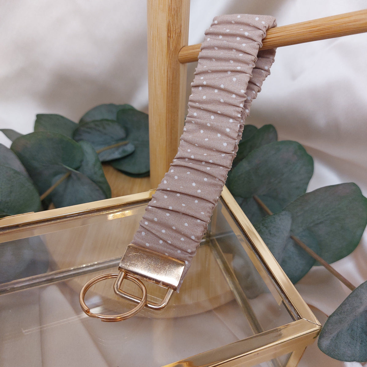 Nyckelband Scrunchie Handled Caramel Latte prickig elastisk med ring