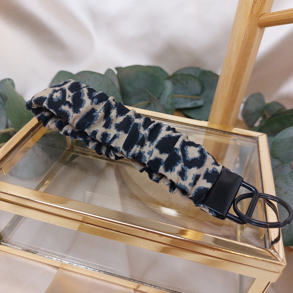 Nyckelband Scrunchie Handled Icy Leopard elastisk med ring