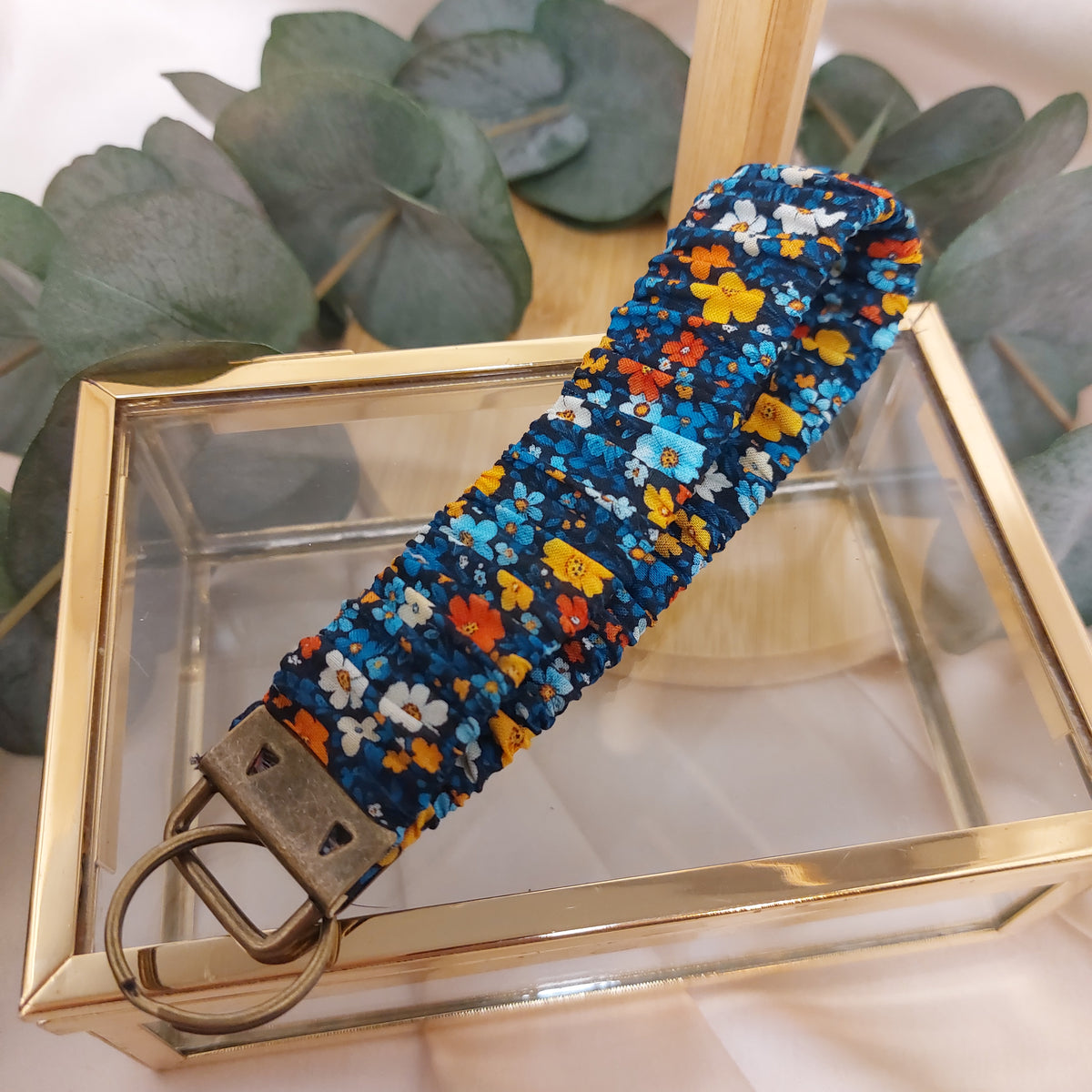 Nyckelband Scrunchie Handled Blue Flowerpatch elastisk med ring