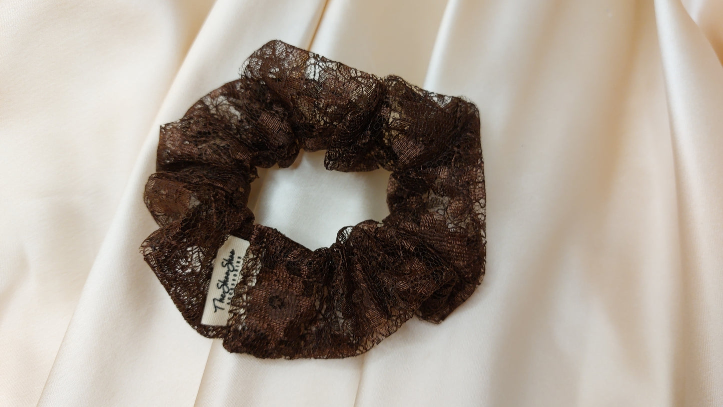 Dark Chocolate Brown ShooShoo Spets Scrunchie - Handgjord