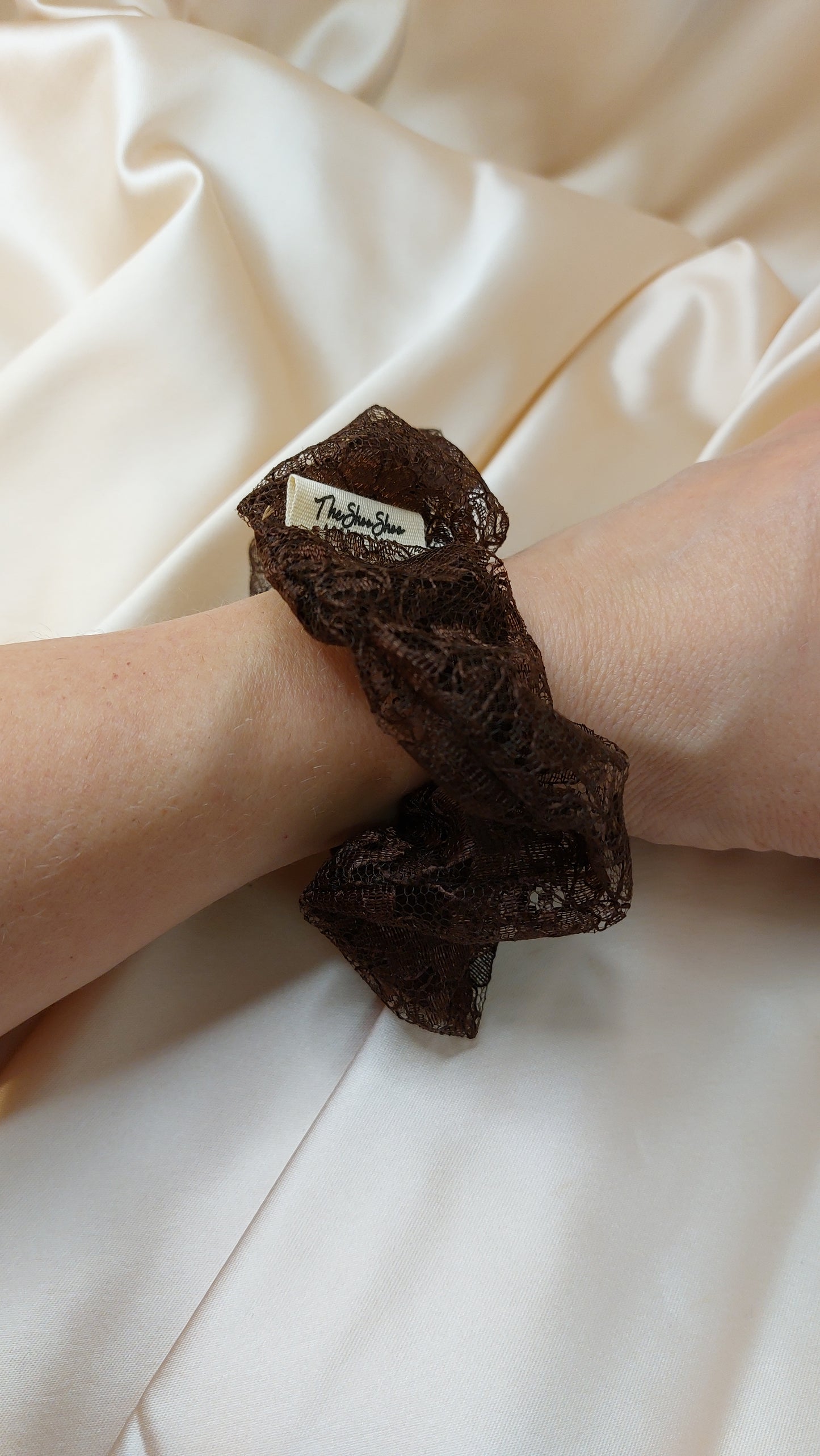 Dark Chocolate Brown ShooShoo Spets Scrunchie - Handgjord