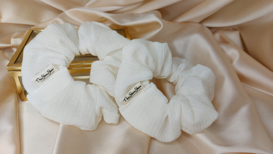 White Cream Cake ShooShoo Bomull Scrunchie - Handgjord