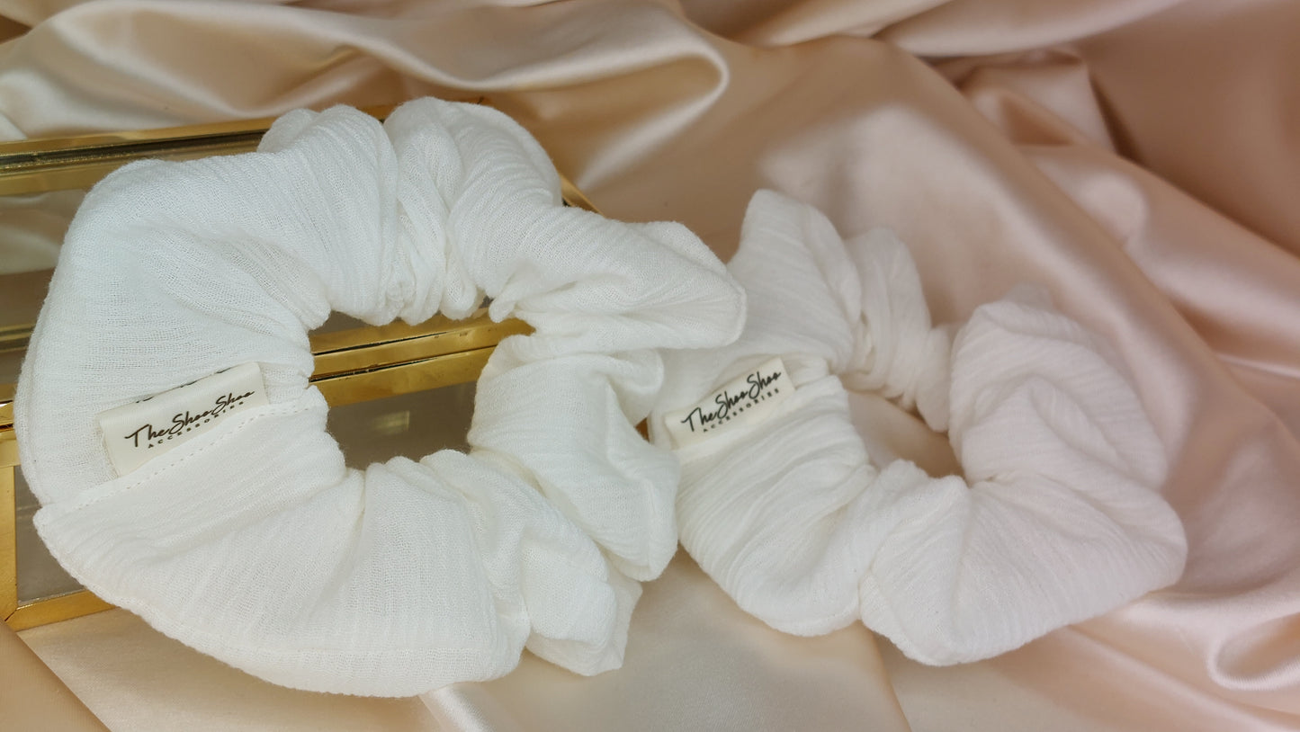 White Cream Cake ShooShoo Bomull Scrunchie - Handgjord