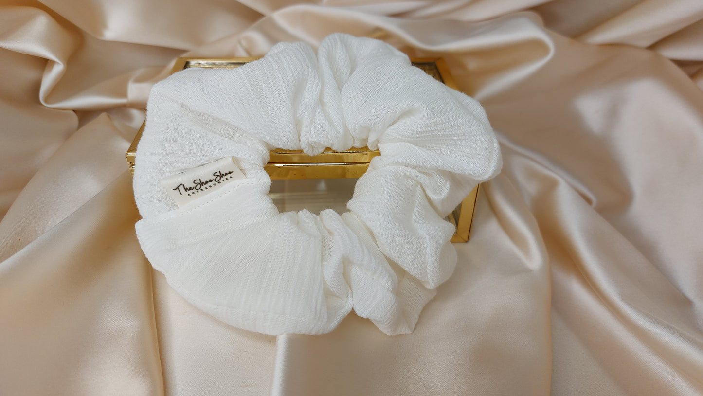 White Cream Cake ShooShoo Bomull Scrunchie - Handgjord