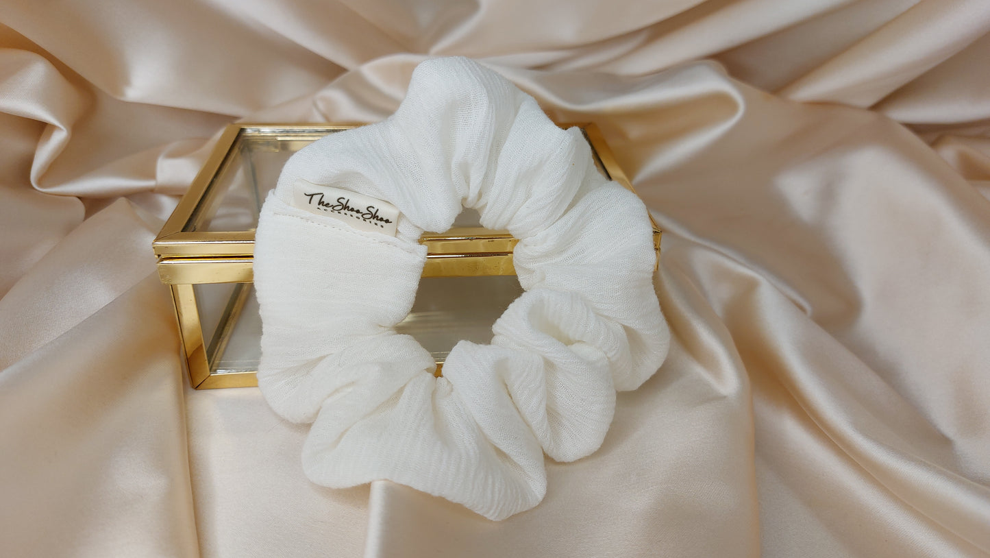 White Cream Cake ShooShoo Bomull Scrunchie - Handgjord
