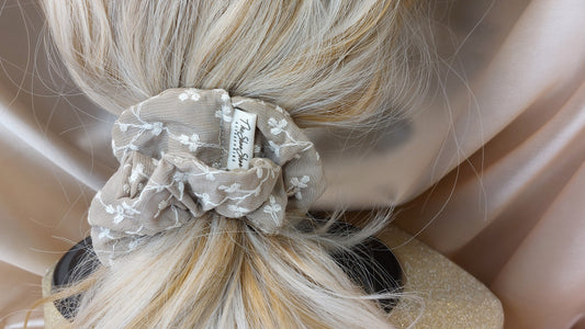 Wheat Delight ShooShoo Broderad Bomull Scrunchie - Handgjord