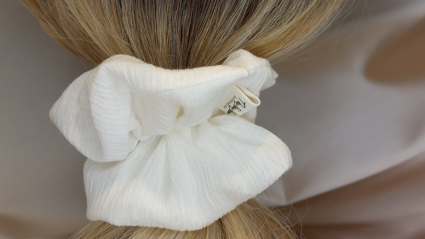White Cream Cake ShooShoo Bomull Scrunchie - Handgjord