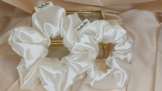 Pure White Shine ShooShoo Satin Scrunchie - Handgjord