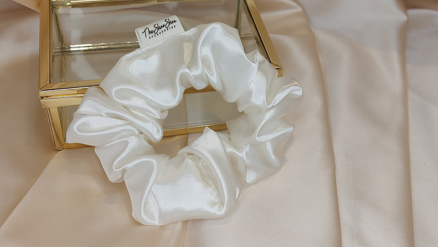 Pure White Shine ShooShoo Satin Scrunchie - Handgjord