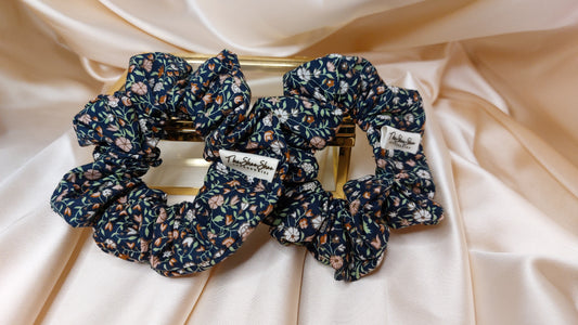 Country Flowers blå ShooShoo Bomull Scrunchie - Handgjord