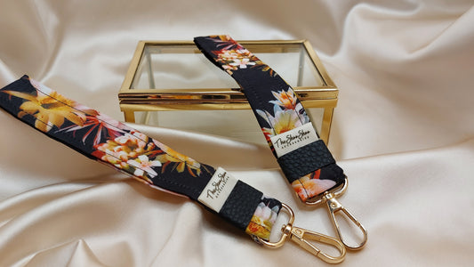 Nyckelring Fire Flowers med handledsrem i satin svart