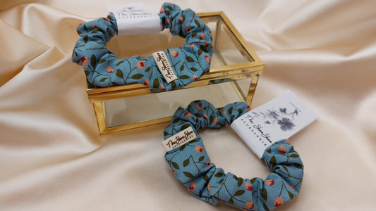 Garden Berries Blue ShooShoo Bomull Scrunchie - Handgjord
