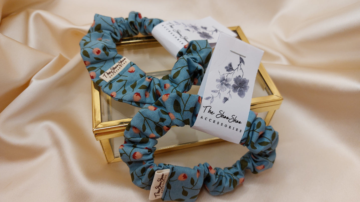 Garden Berries Blue ShooShoo Bomull Scrunchie - Handgjord