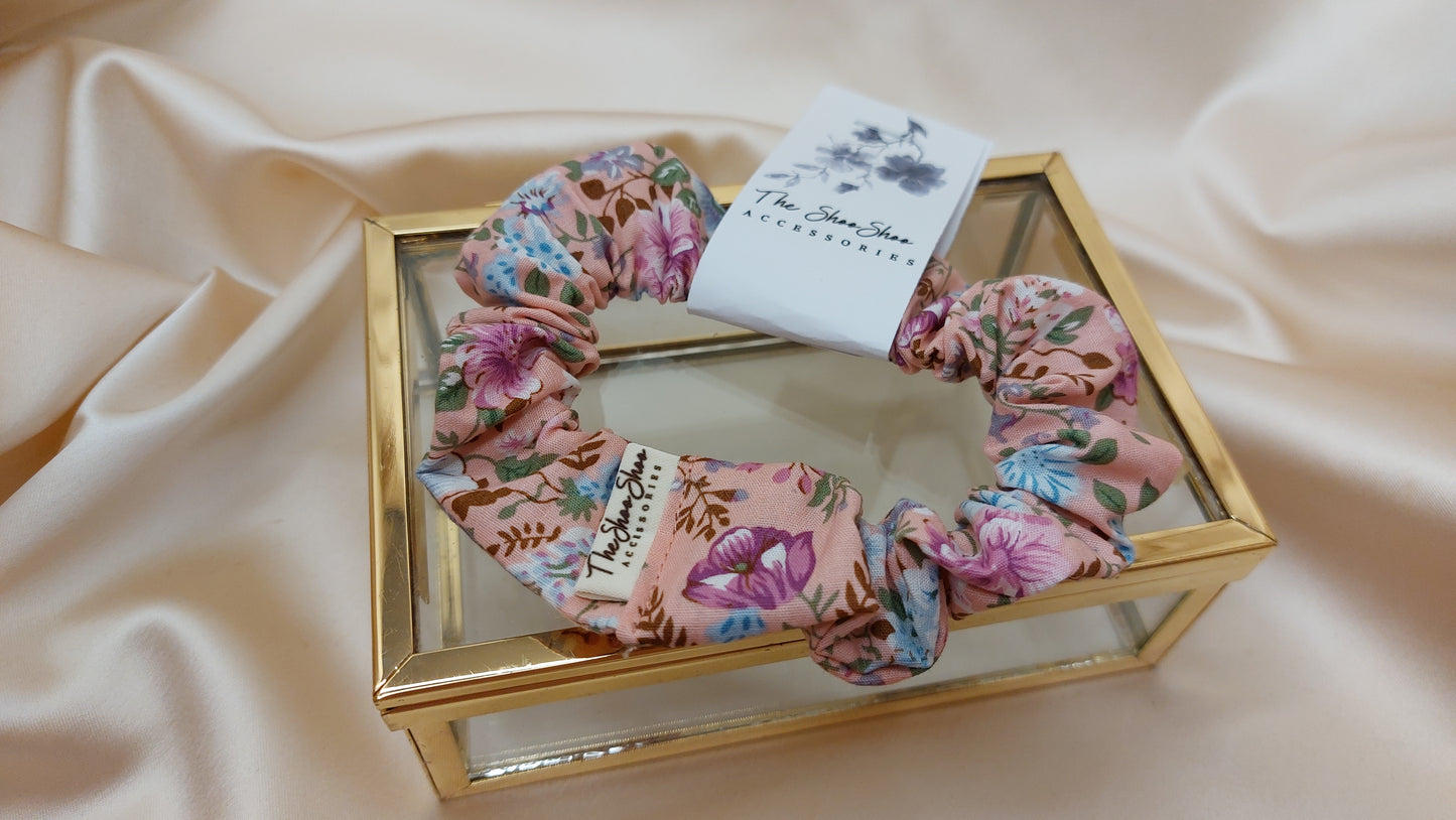 Wonderland Garden Pink ShooShoo Bomull Scrunchie - Handgjord