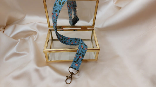 Nyckelband långt Garden Berries blå med säkerhetsfäste och nyckelkrok