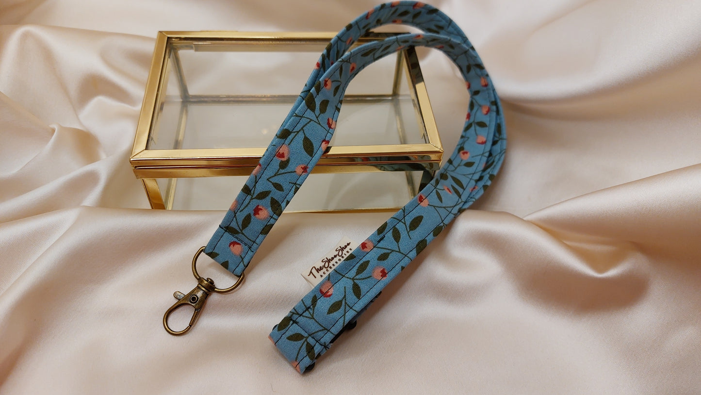 Nyckelband långt Garden Berries blå med säkerhetsfäste och nyckelkrok