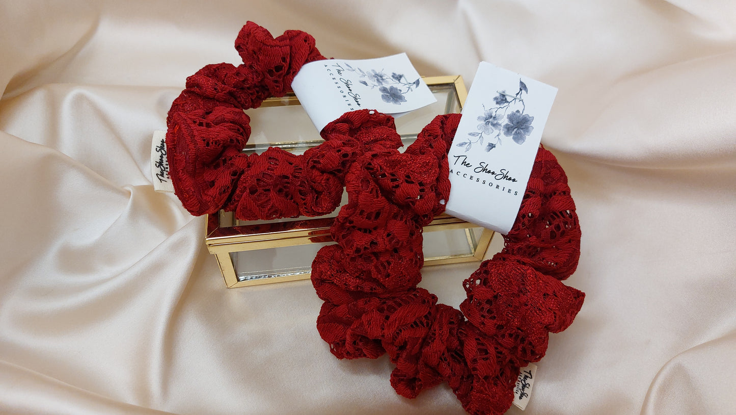 Hårsnodd Djupröd spets ShooShoo Scrunchie - Handgjord