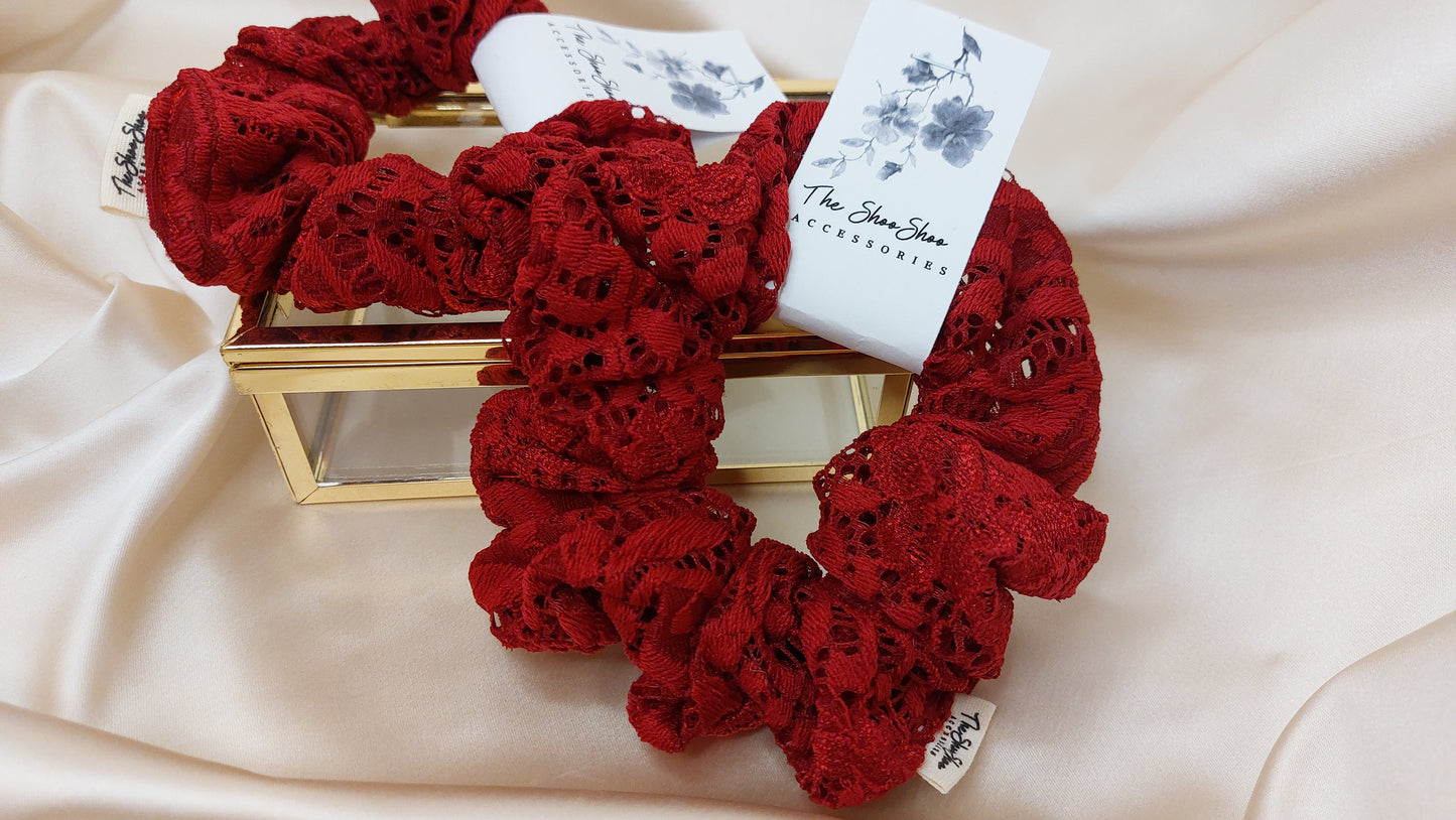 Hårsnodd Djupröd spets ShooShoo Scrunchie - Handgjord