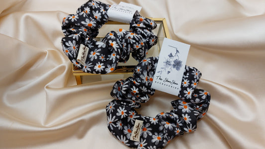 Midnight Daisies Black ShooShoo Satin Scrunchie - Handgjord