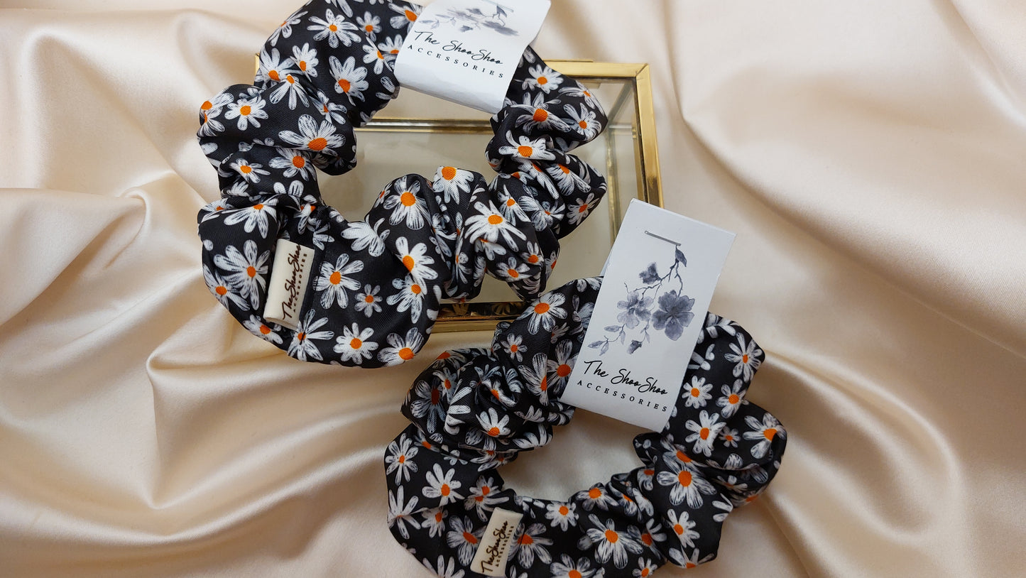 Midnight Daisies Black ShooShoo Satin Scrunchie - Handgjord