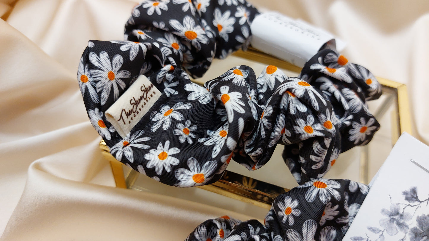 Midnight Daisies Black ShooShoo Satin Scrunchie - Handgjord