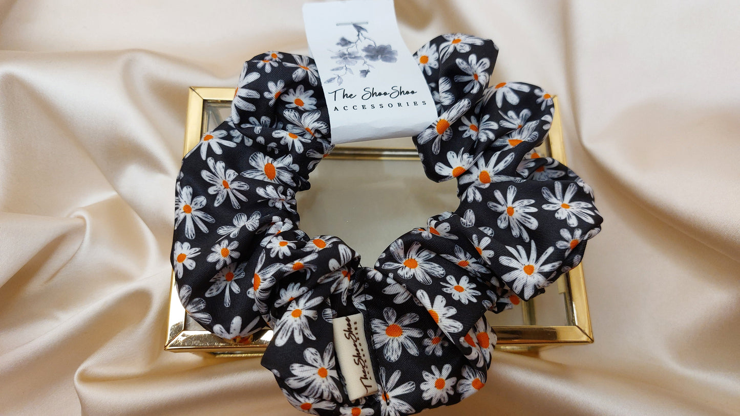Midnight Daisies Black ShooShoo Satin Scrunchie - Handgjord