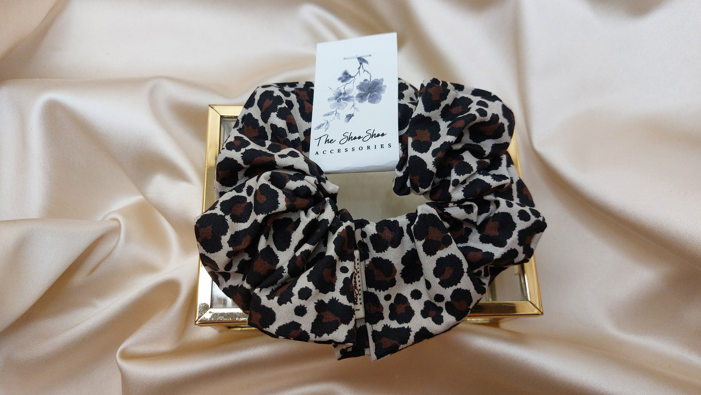 Proud Cheeta Brown ShooShoo bomull Scrunchie - Handgjord