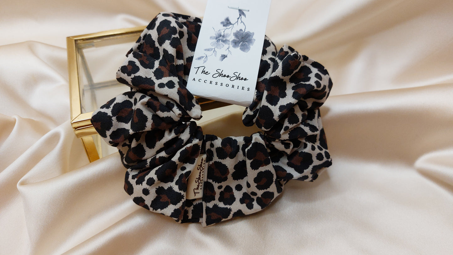 Proud Cheeta Brown ShooShoo bomull Scrunchie - Handgjord