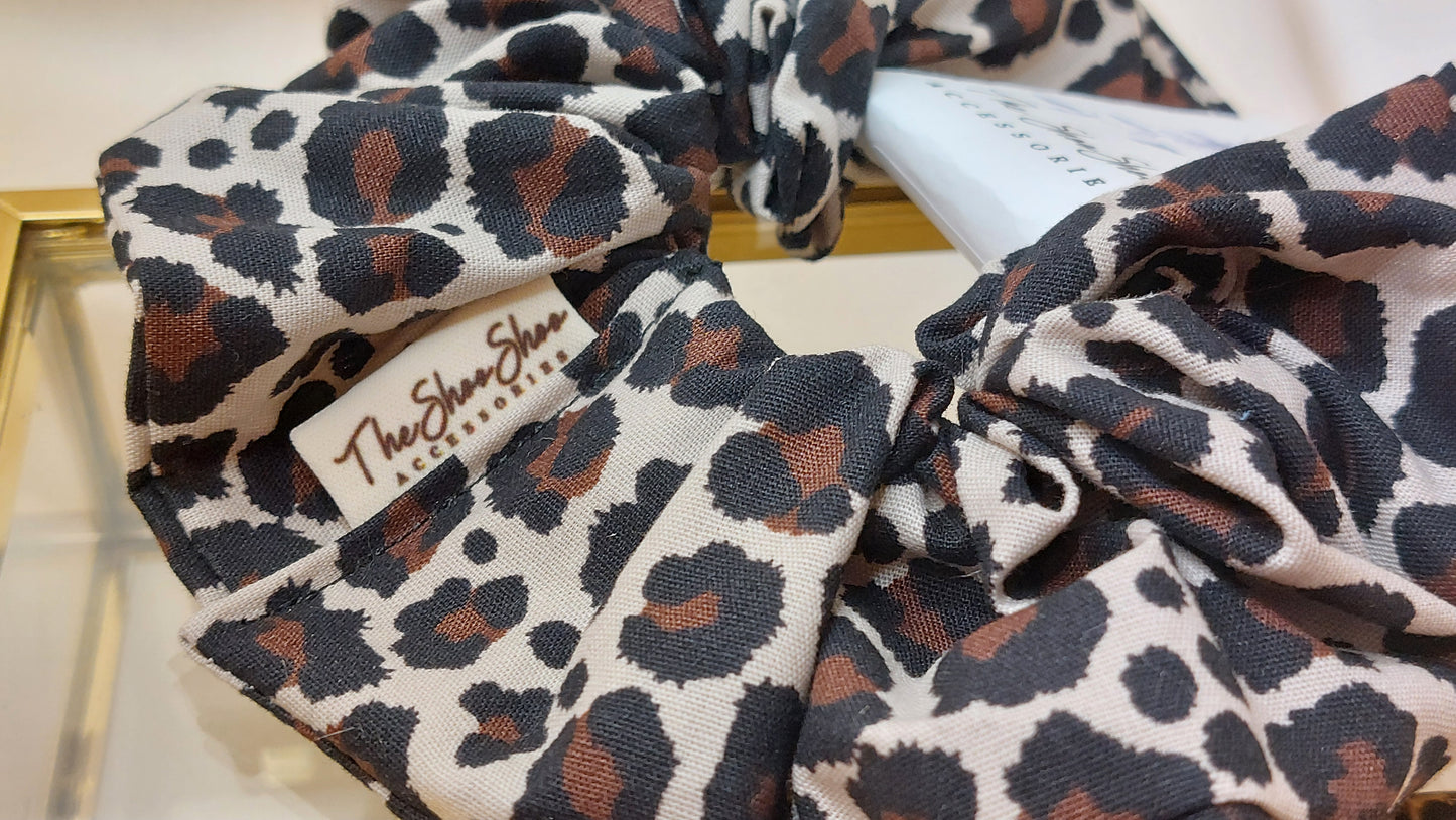 Proud Cheeta Brown ShooShoo bomull Scrunchie - Handgjord