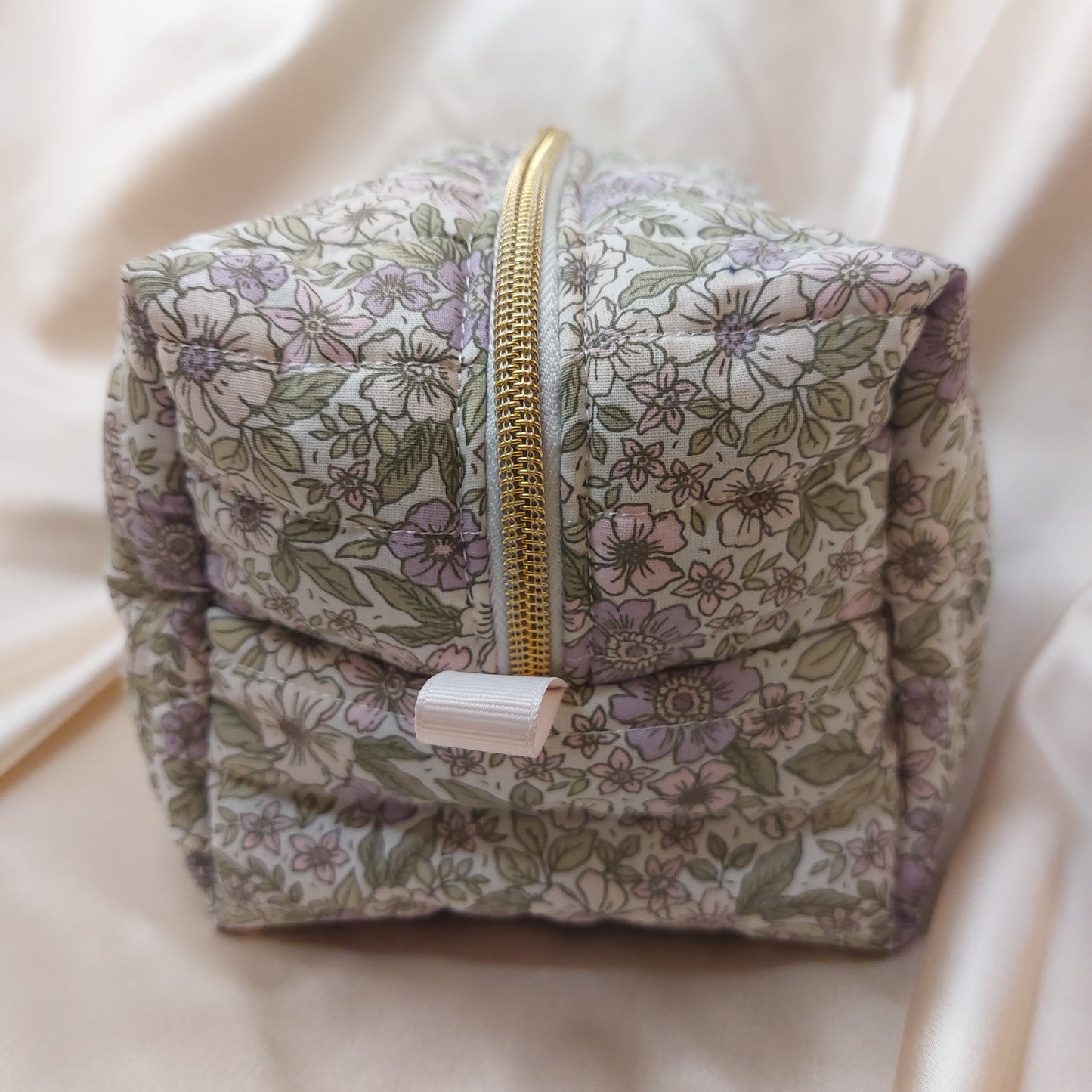 Everyday beauty bag Bloomin Blooms lila- Handquiltad
