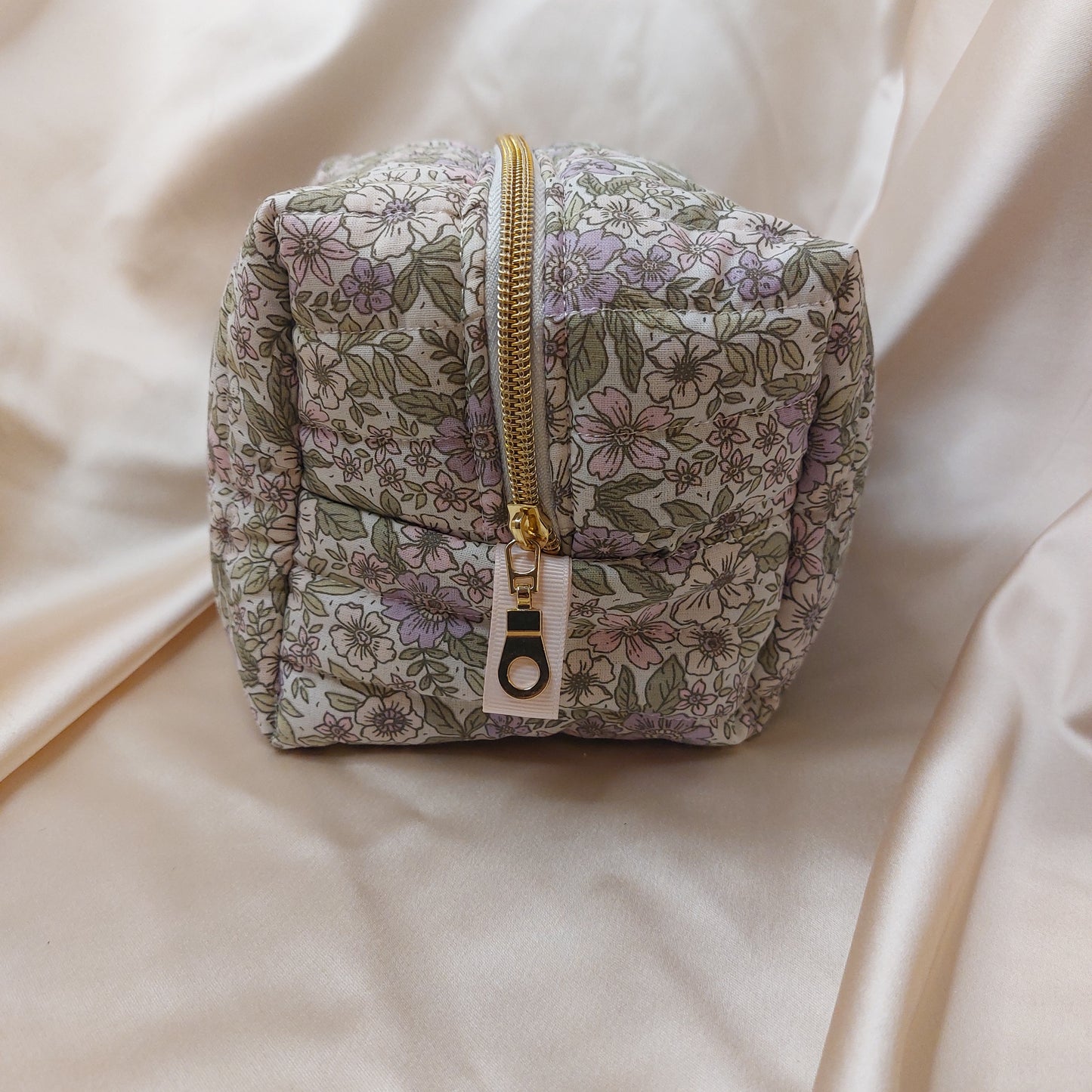 Everyday beauty bag Bloomin Blooms lila- Handquiltad