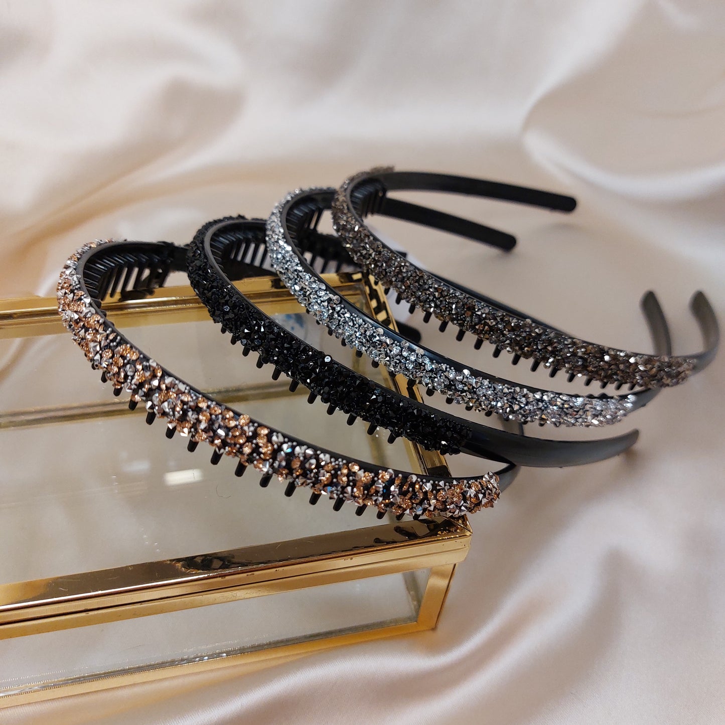 Diadem svart med strass och kamfäste