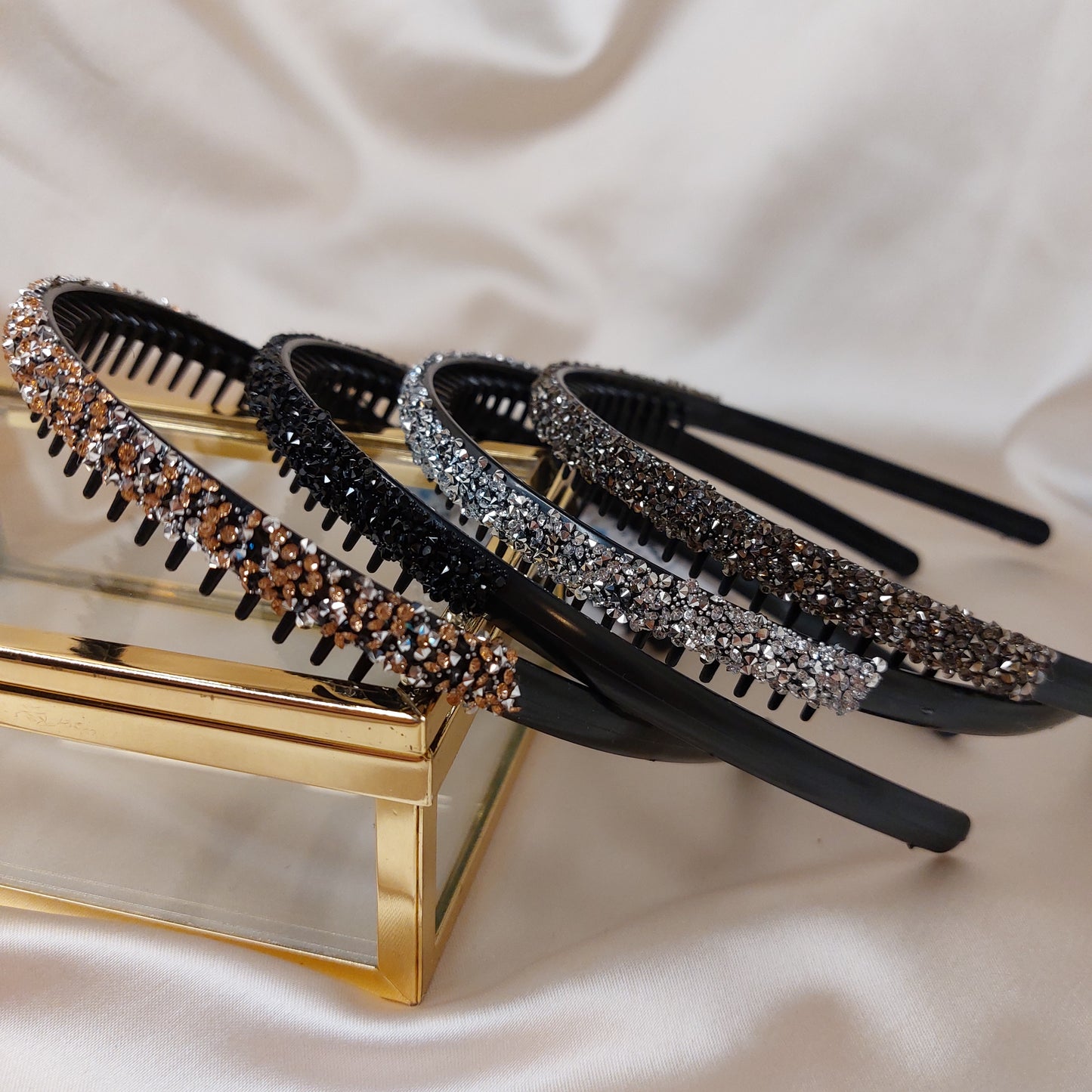 Diadem svart med strass och kamfäste