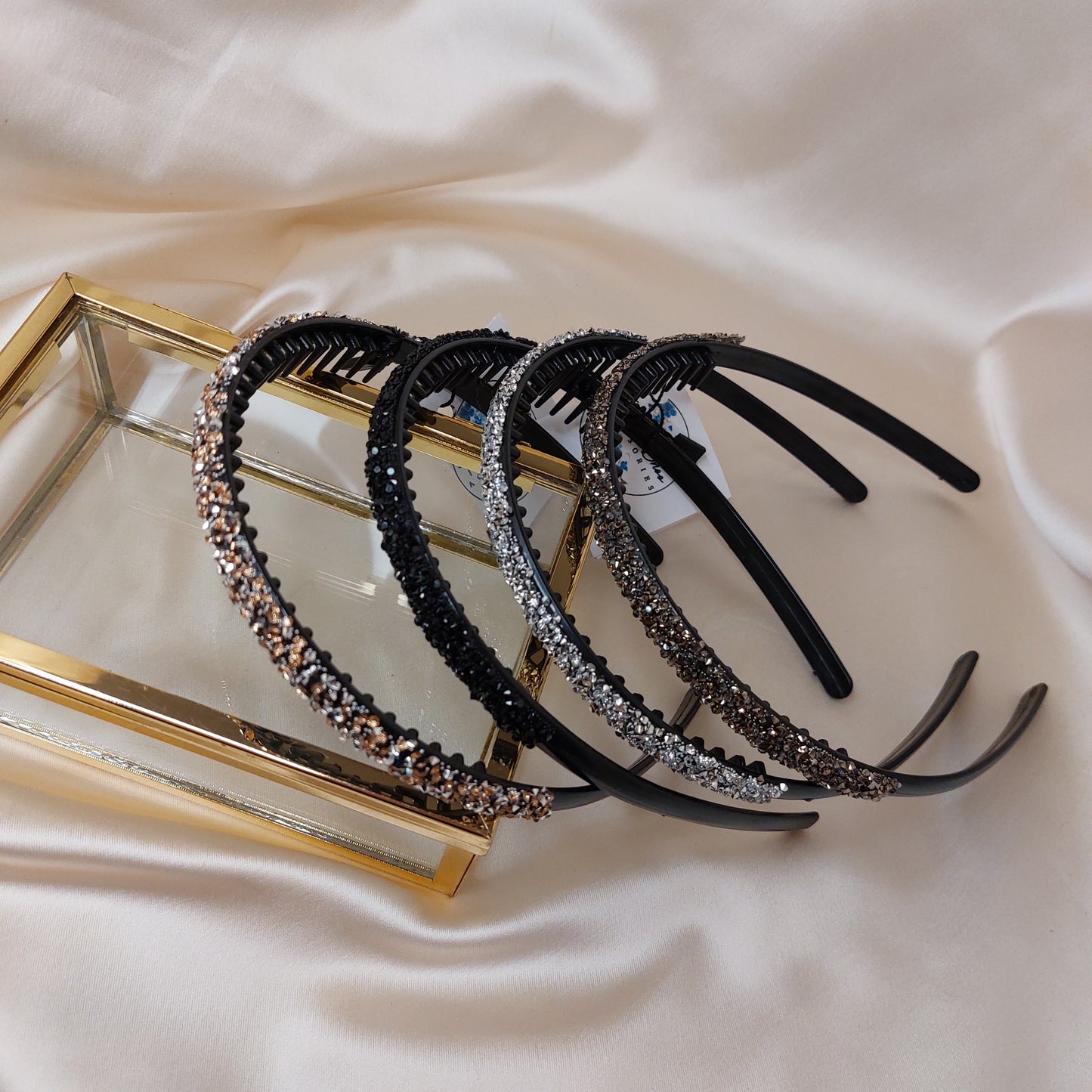 Diadem svart med strass och kamfäste