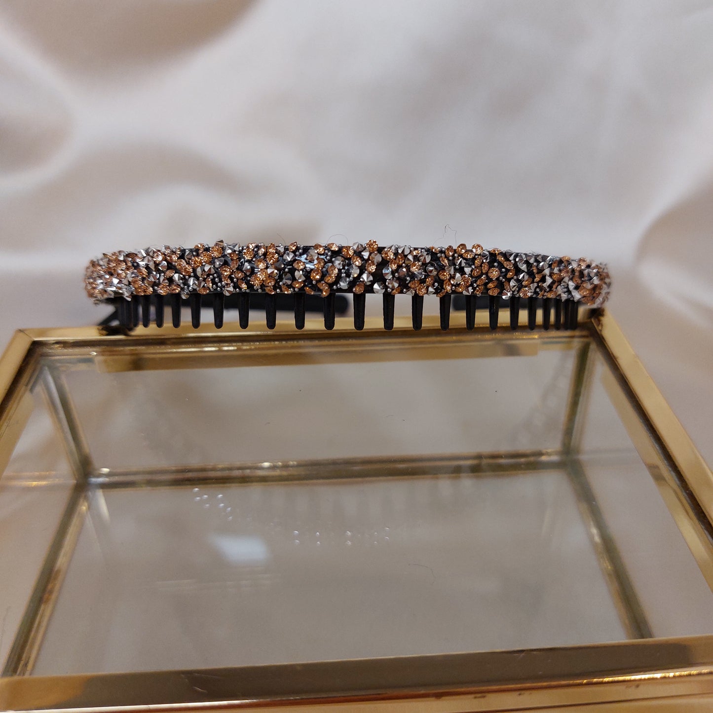 Diadem svart med strass och kamfäste