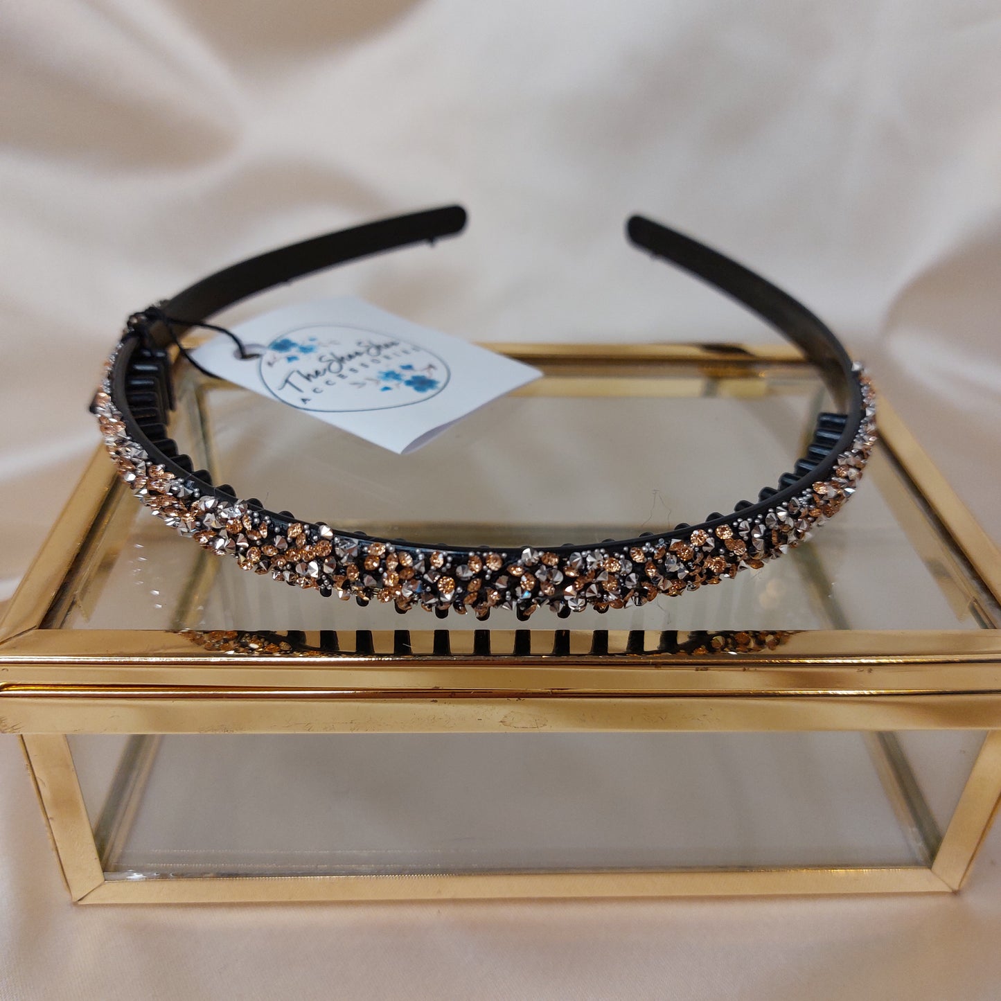 Diadem svart med strass och kamfäste