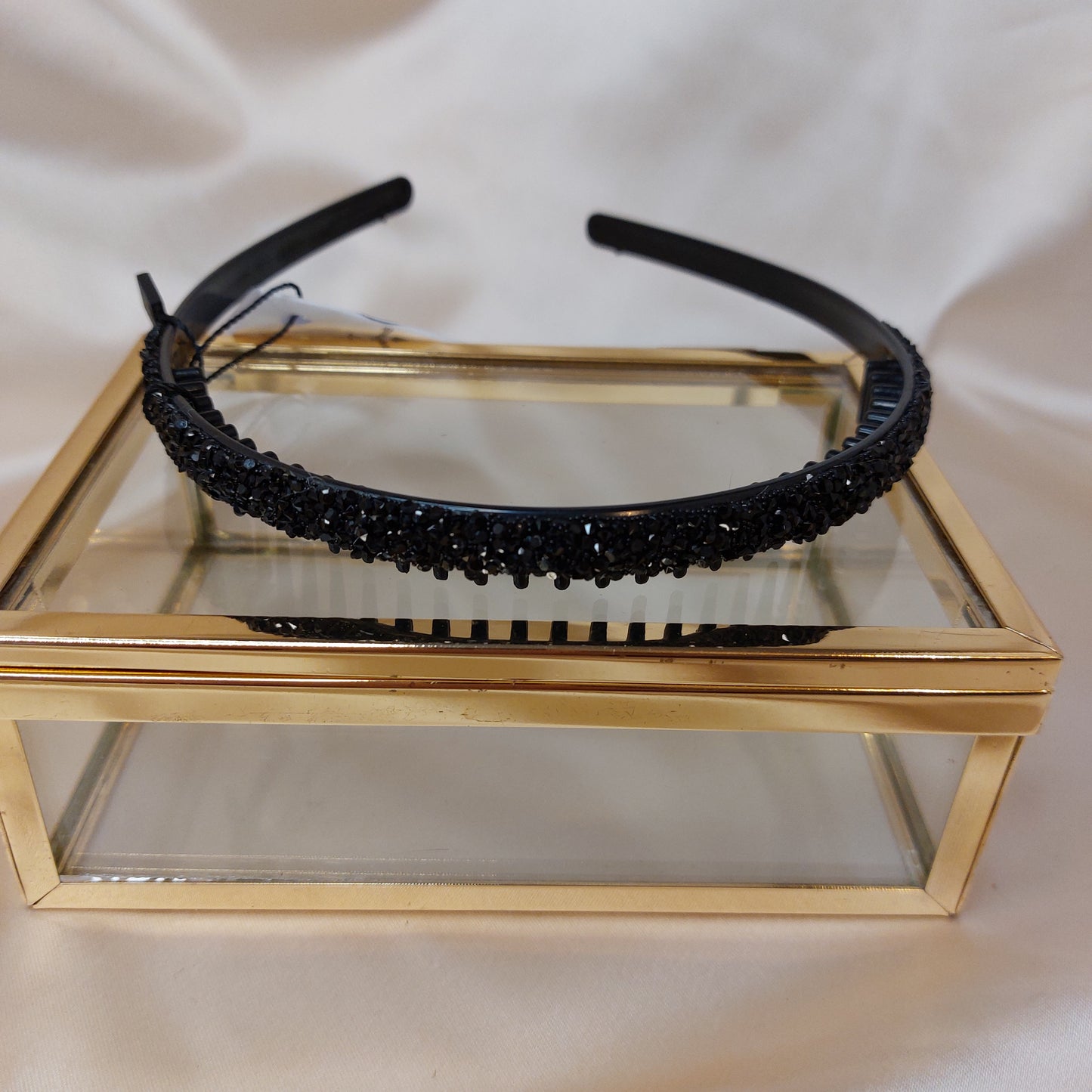 Diadem svart med strass och kamfäste