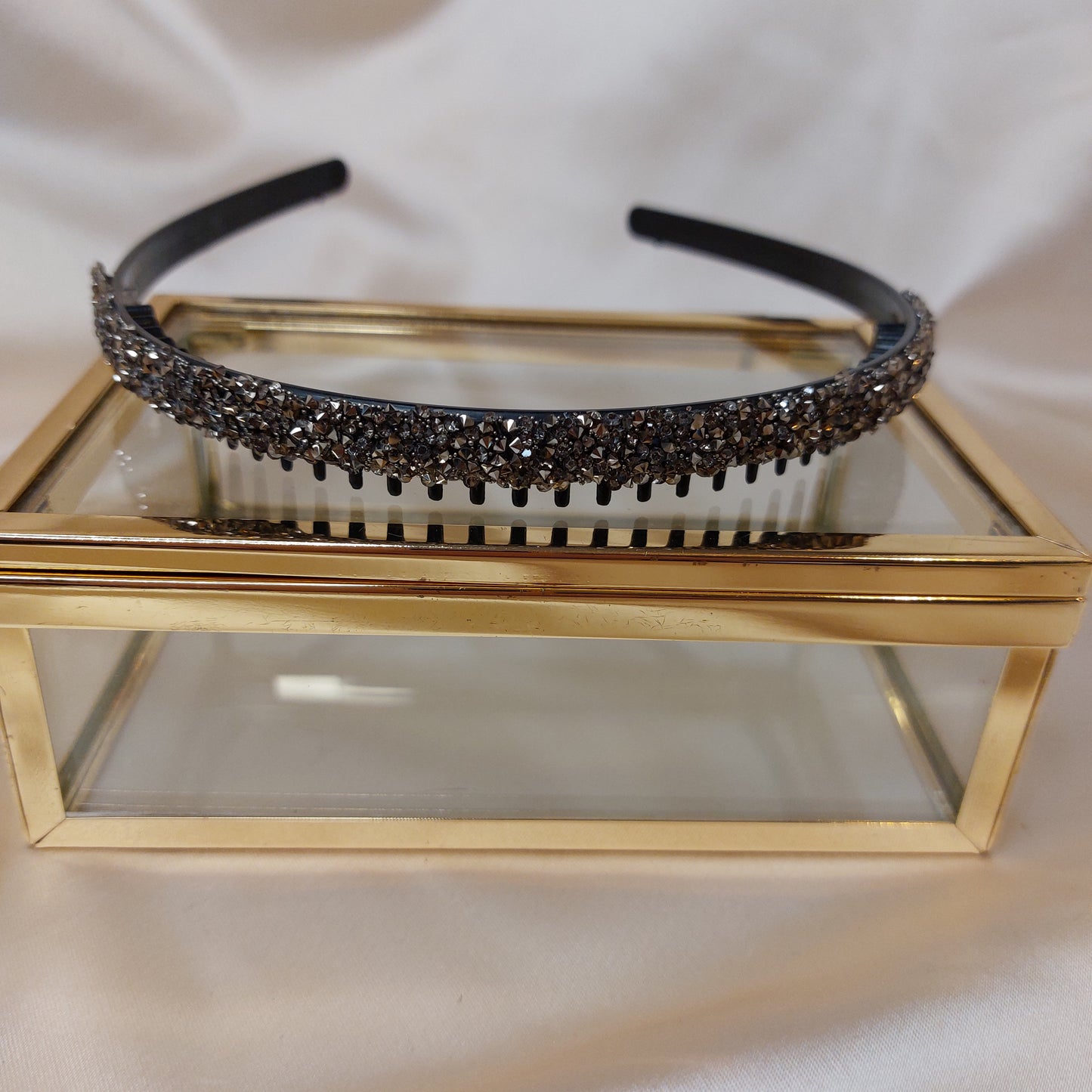 Diadem svart med strass och kamfäste