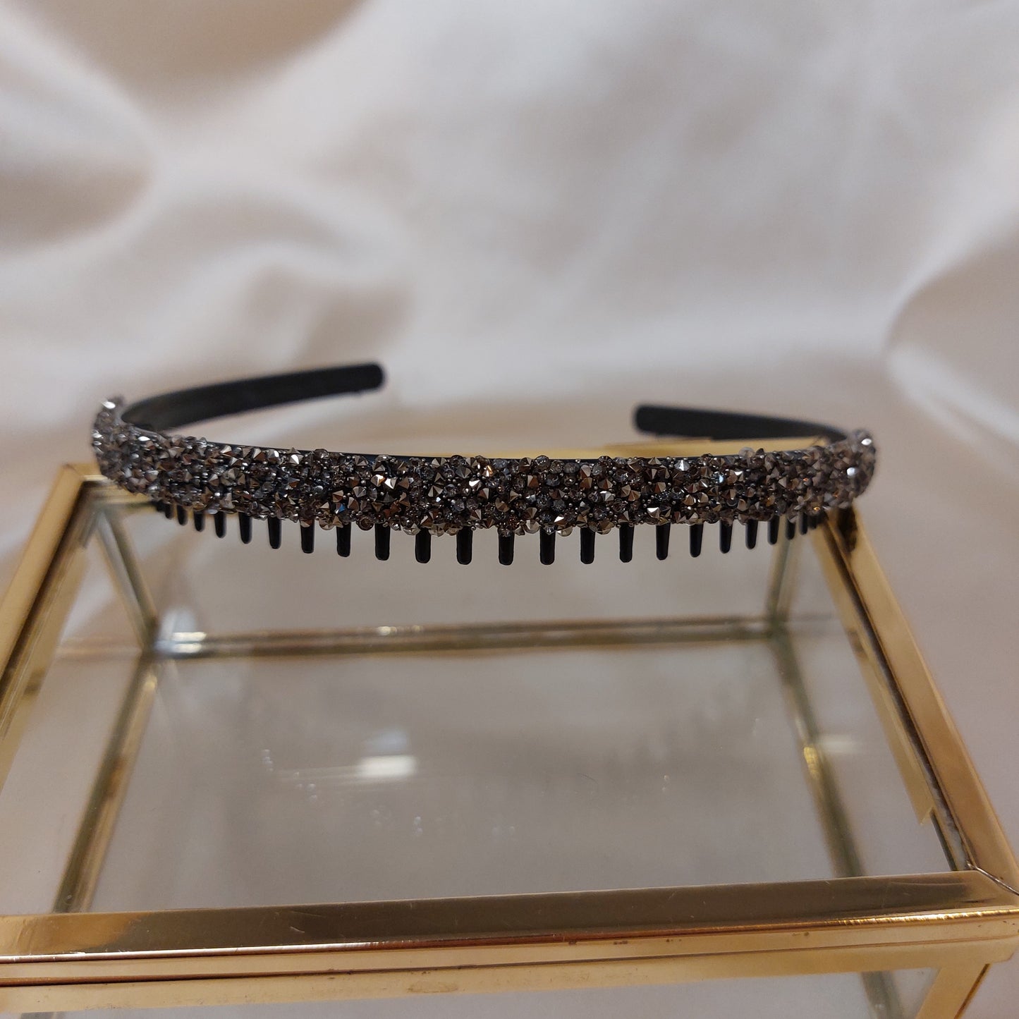 Diadem svart med strass och kamfäste