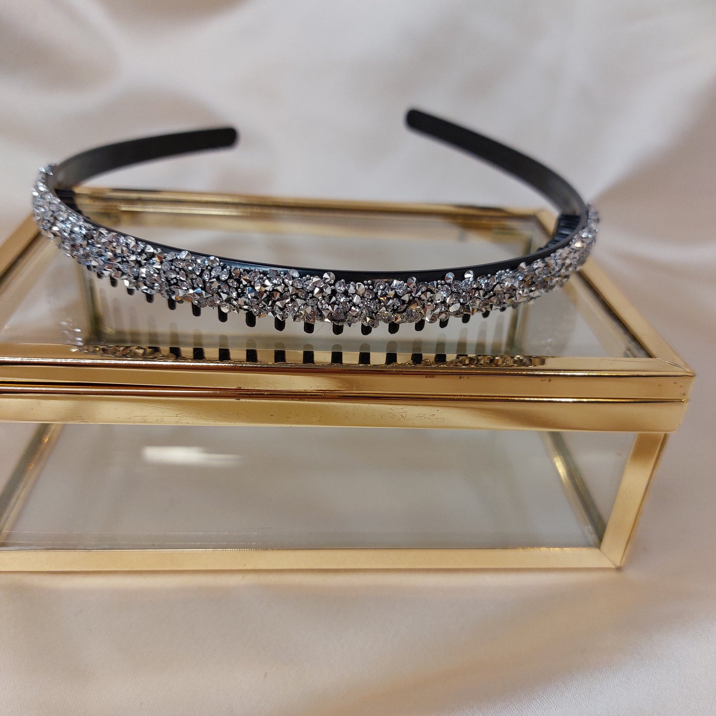 Diadem svart med strass och kamfäste