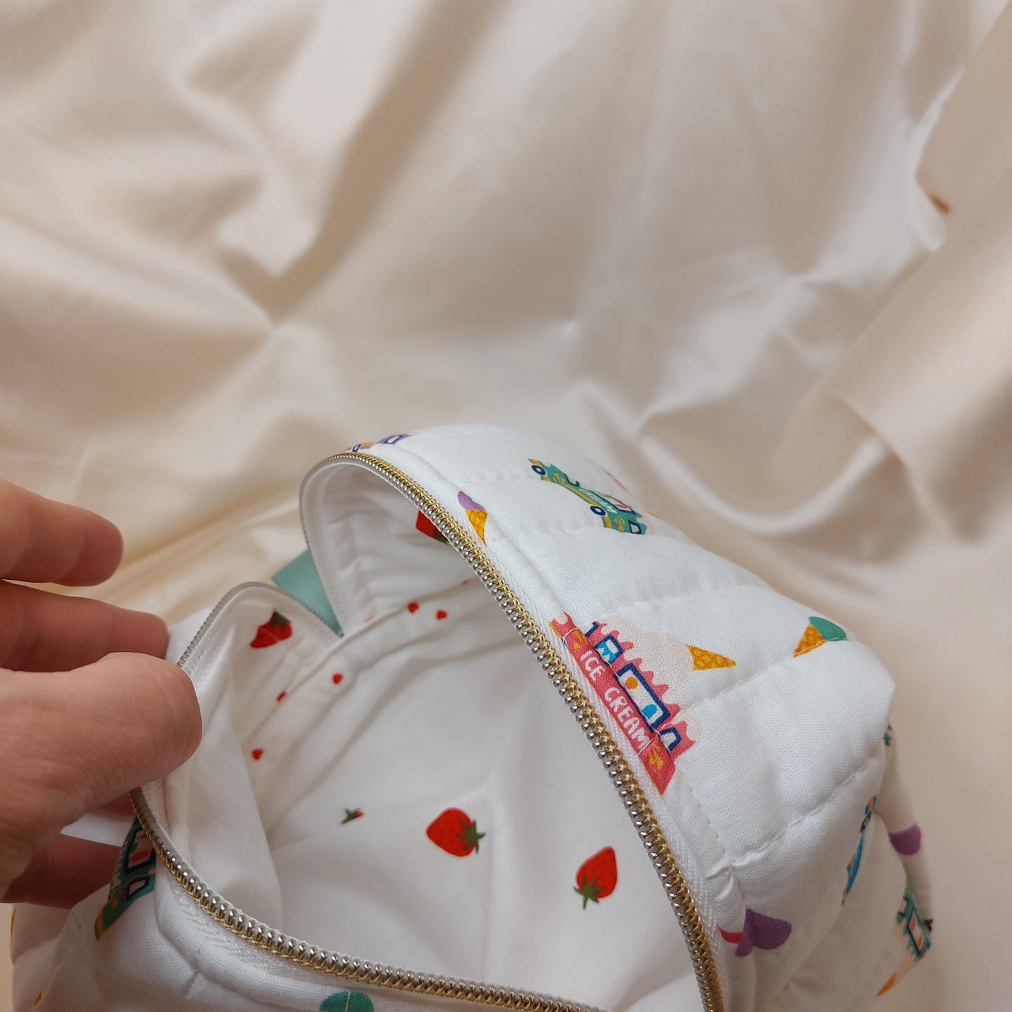 Handquiltad Mini Beauty Bag – Ice Cream Trucks | TheShooShoo