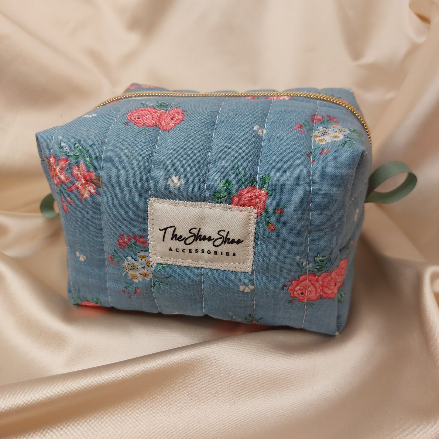 Mini Beauty bag Roses on blue - Handquiltad