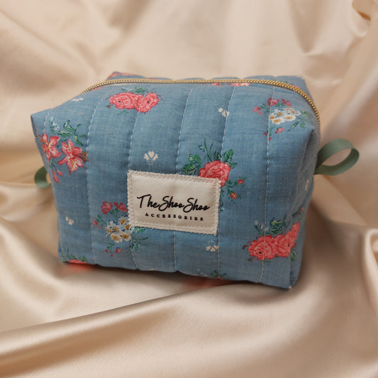 Handquiltad Mini Beauty Bag – Roses on Blue | TheShooShoo
