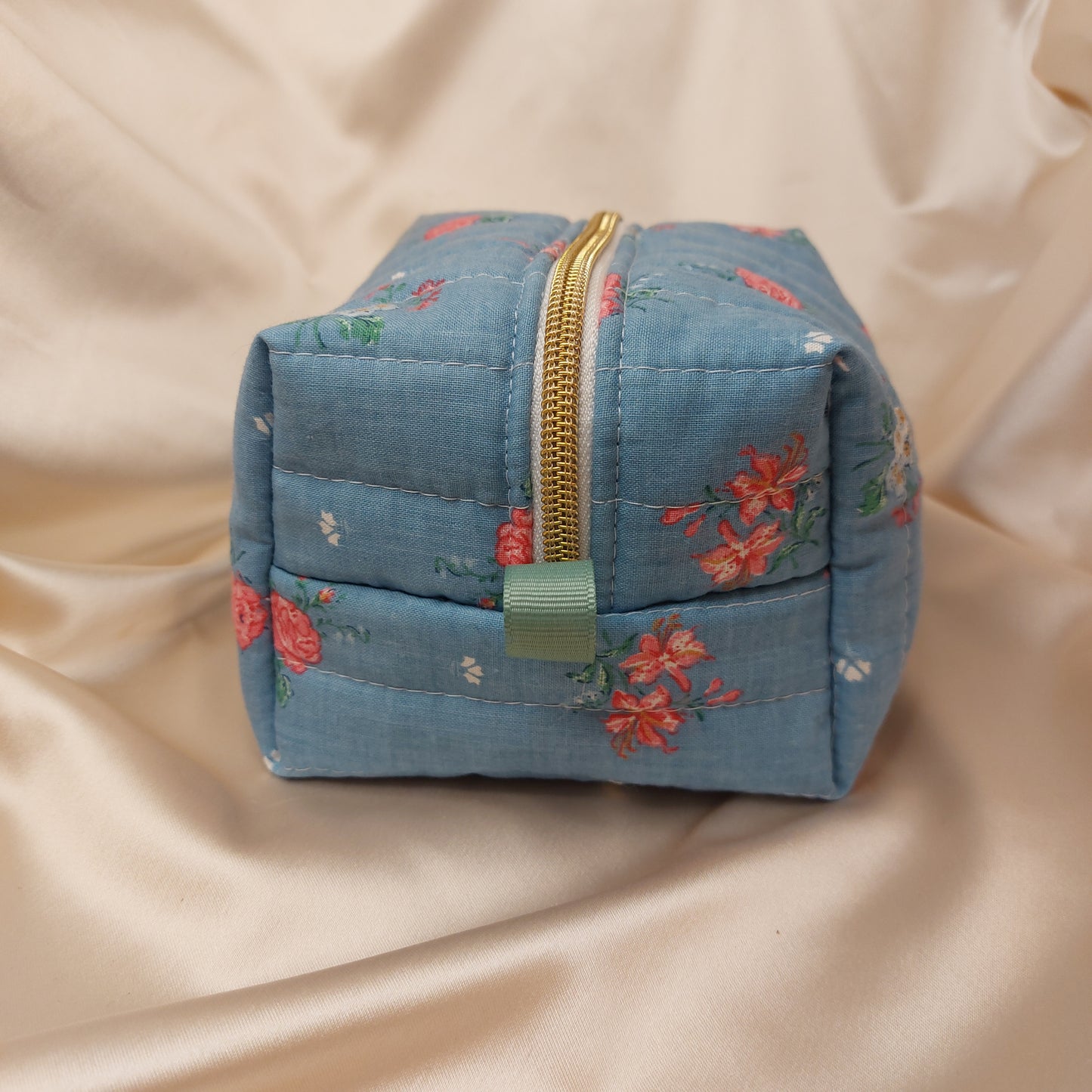 Mini Beauty bag Roses on blue - Handquiltad
