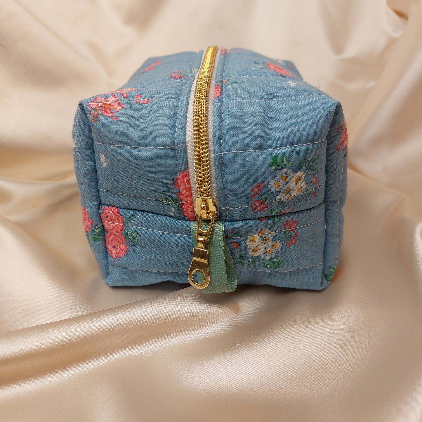 Mini Beauty bag Roses on blue - Handquiltad
