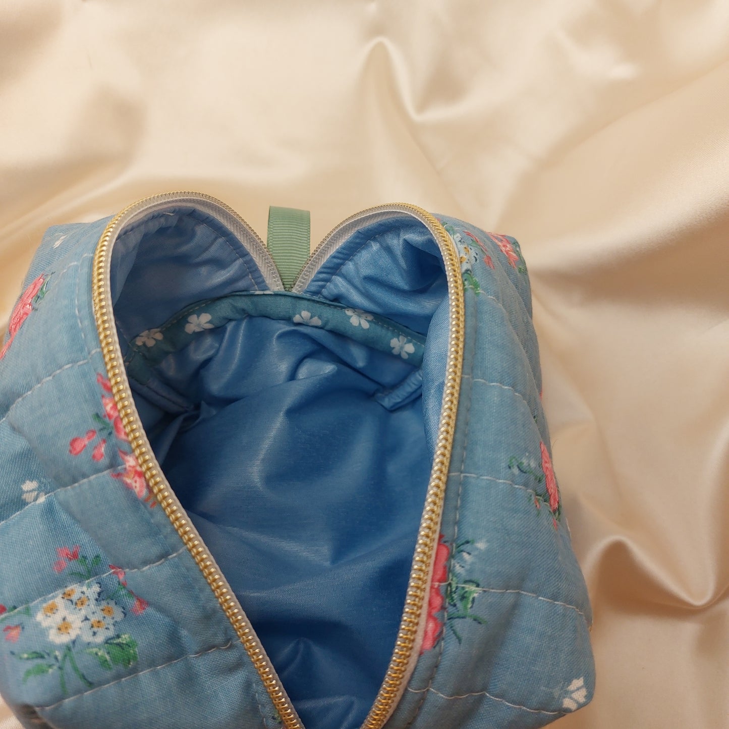 Mini Beauty bag Roses on blue - Handquiltad