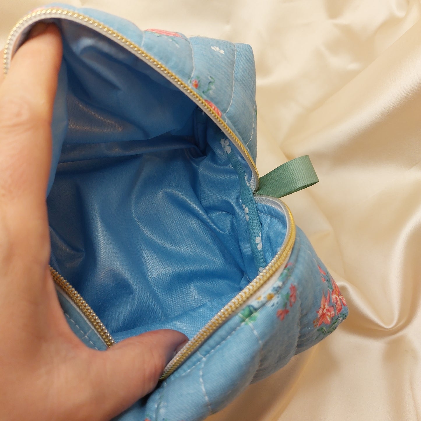 Mini Beauty bag Roses on blue - Handquiltad