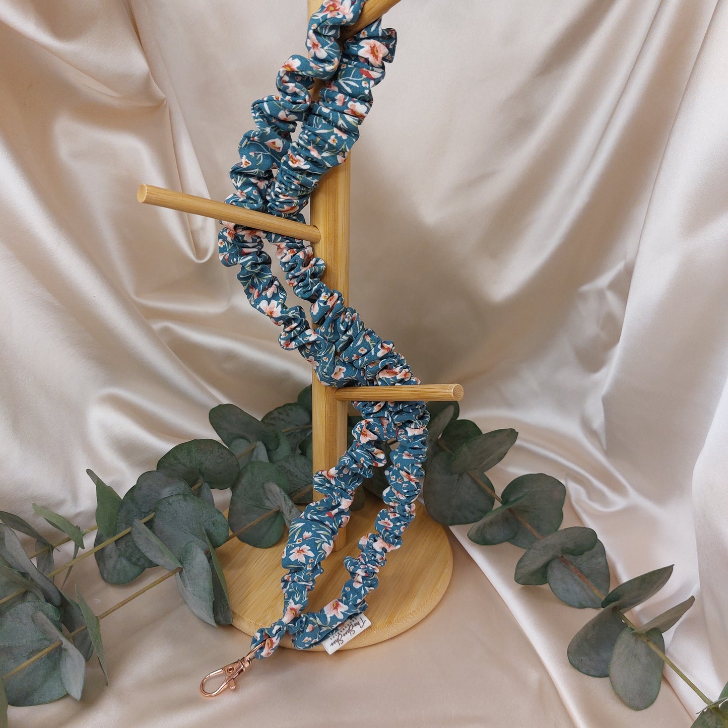 Scrunchie Nyckelband Water Daisy med nyckelkrok